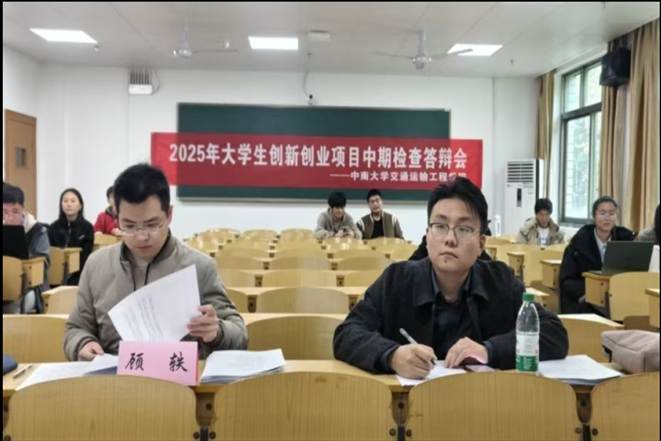 会议室里的人们 AI 生成的内容可能不正确。