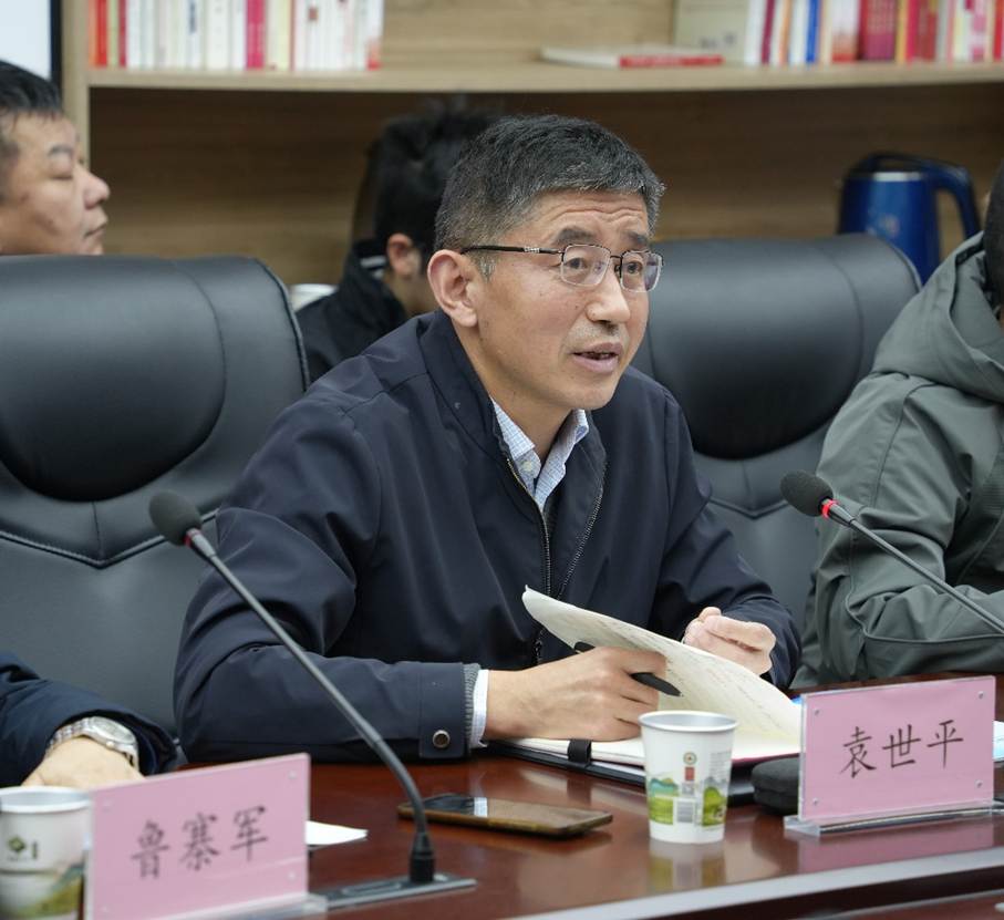一群人坐在桌子前AI 生成的内容可能不正确。